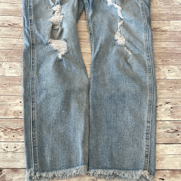 Hollister Curvy Ultra High Rise Mom Jeans Distressed Light Wash Raw Hem - Picture 4 of 9